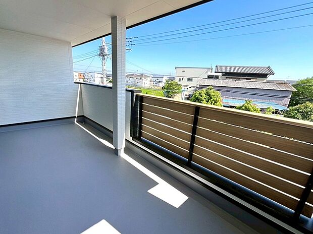 【【４号棟　インナーバルコニー】】主寝室から直接出られます。軒先が長いので、陰干しが必要なお洋服も一度にたくさん干せます♪
