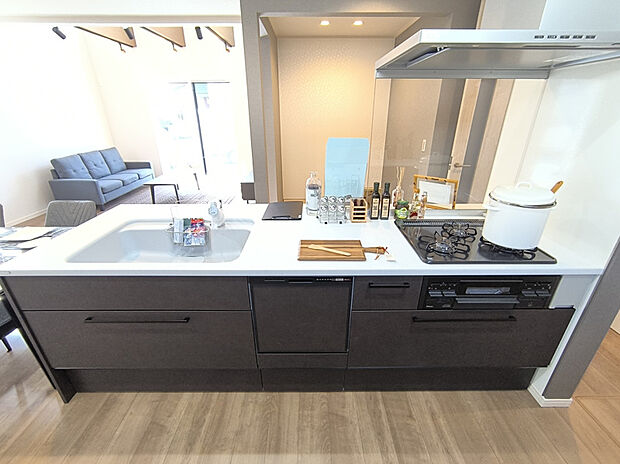 【【キッチン】】食洗機搭載の開放的なフルフラットキッチンを採用。ダイニングはキッチンと横並びのため、日々の家事動線も楽々！折下げ天井が高級感を演出します。