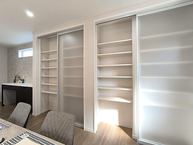 【【収納】】ダイニングには可動棚の収納を完備！パントリーとしてはもちろん、掃除用具やお子様のおもちゃなどをたっぷり収納できます。工夫次第では収納もインテリアになりそうです！