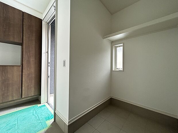 【2号棟 土間収納】玄関には土間収納付 枕棚もありますので防災用品の収納にも便利です。