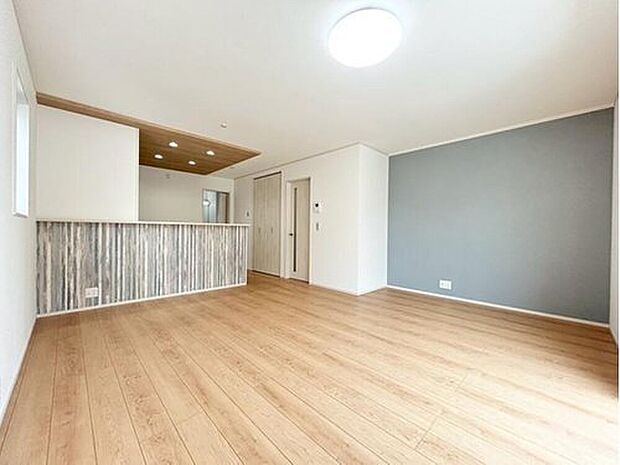 【【3号棟　LDK】】LDK16.5帖！フローリングのメープル、建具に巾木などハーモニックホワイトを使用し、明るいインテリアに仕上がっています！アクセントクロスと折下げ天井が、空間をより魅力的にしています！