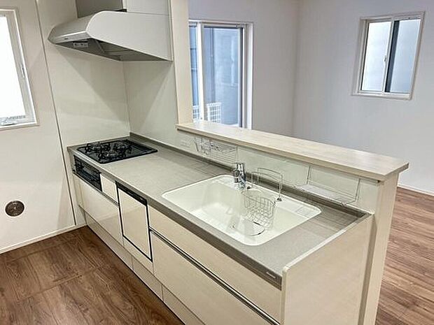 【【3号棟　システムキッチン】】美しく、強く、長く使える人造大理石カウンター。ハンガーアイテムは、キッチンをより広く、清潔に、そして便利に使えるように設計されています。