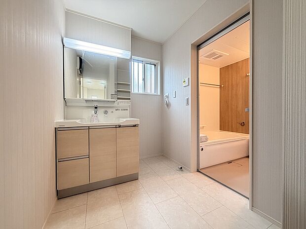 【《1号棟 洗面室》】洗面台は繋ぎ目を少なくすることで、お手入れの簡単さと衛生面を考えた仕様になっています。シャワー水洗付きで、洗面の隅まで掃除しやすいです。毎日使う場所も常にキレイに保ちやすいですね。