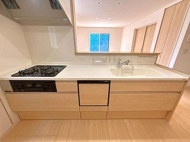 【【2号棟　キッチン】】家事をしながらリビングにいる家族との会話も楽しめる対面式キッチンを採用！コンロも3口あるので効率良くお料理ができます。嬉しい食洗機付で節約と時短が叶います♪