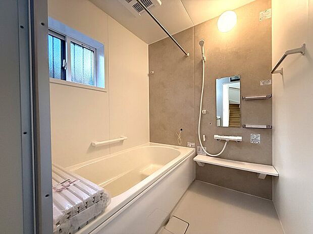【浴室】ベンチタイプの浴槽は半身浴やお子様との入浴時もゆったりとくつろげます。浴室暖房乾燥機付きなので、冬場のヒートショック対策や雨の日の湿気対策としてもお使いいただけます。