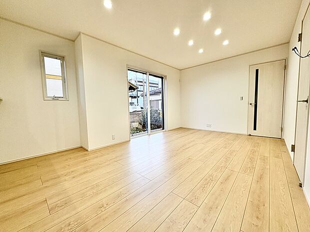 【明るいリビング】ソファーを置いても圧迫感のない15帖のLDKです!!お洒落なインテリアは、建売と感じさせないこだわりの内装となっています♪