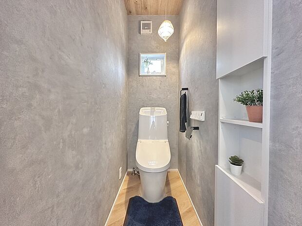 【2号棟 トイレ】【2号棟 トイレ】ニッチ調の壁面棚が付いた清潔感あふれるトイレ空間!トイレットペーパーや小物をスマートに収納できます♪落ち着いた壁紙と木目調床材でおしゃれな質感です!