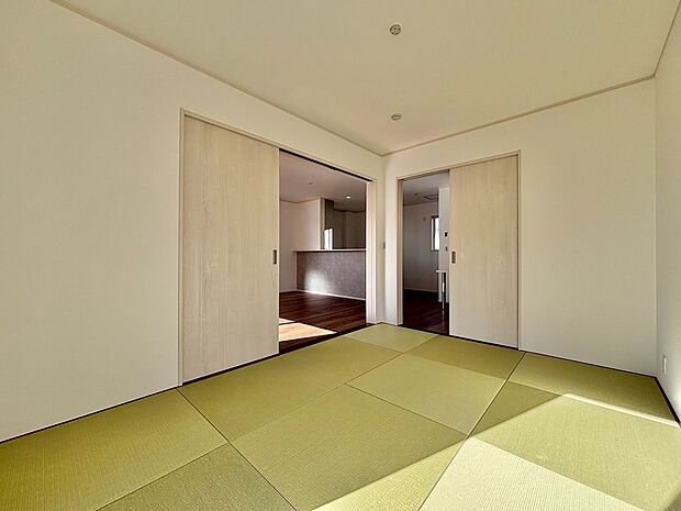 【和室6帖】LDKの横に6帖の和室があるので、来客があった時や、お子様のお昼寝のスペースとして活用できます。
