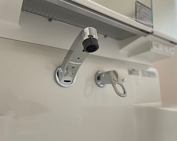 【【1号棟:洗面化粧台(同形状・同仕様写真)】】壁だし水栓、根元は水も汚れもたまりにくく衛生的でお掃除もラクラク。毎日のお手入れが簡単です。