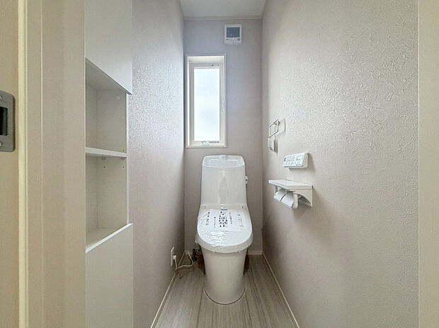 【【2号棟 トイレ】】壁埋込の収納付きで、床に置く必要がないので衛生的です!収納棚にペーパーや芳香剤、掃除用品がスッキリ片付けることができます♪