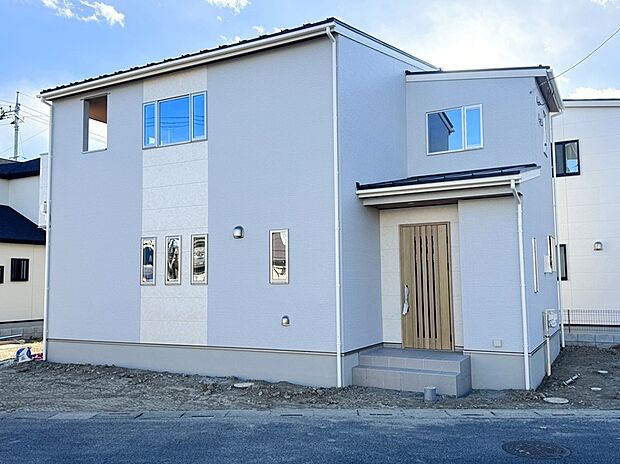 【【2号棟 現地写真】】現在、外構設備の工事中。もうしばらくお待ちください。