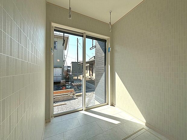 【【物干しスペース】】物干しスペース　日当たりの良い南側に2帖の物干しスペース付き！時間やお天気を気にせずお洗濯ができ便利！洗面室と直結しておりますので家事導線も良好です。