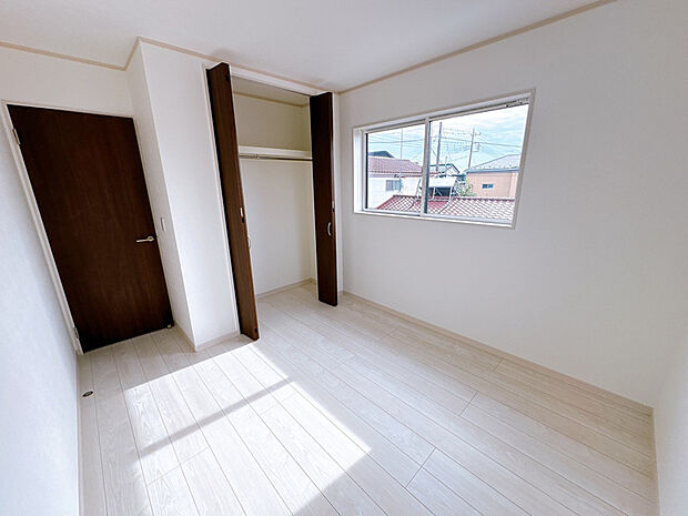 【【洋室】】明るい日差しが差し込むお部屋は、子供部屋にも最適です♪一人分の洋服や荷物が充分に入るクローゼットも設置しております。(2025年11月2日撮影)