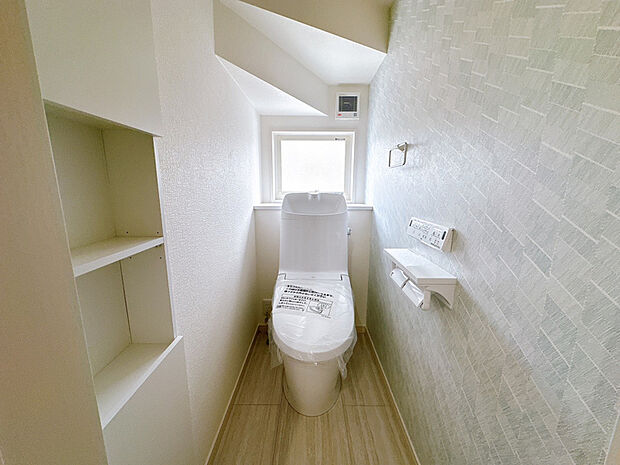 【【トイレ】】白を基調とした清潔感溢れる空間です。窓から光が入り、日中は電気を使わずにご使用いただけます。フチレス形状やお掃除リフトアップ機能などお手入れのしやすさが特徴です!(2025年11月2日撮影)