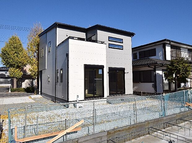 【【１号棟：外観】】南側外観　1階は大きな窓から明るい陽光がたっぷりと入ります！2階には陽当り良好なバルコニーがあり、洗濯物やお布団もよく乾きます♪