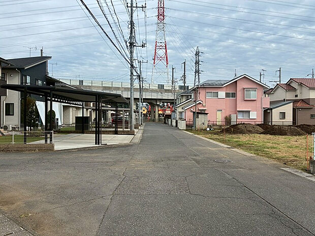 【【前面道路】】見通しも良く、小さなお子様のいるご家族も安心の環境です。