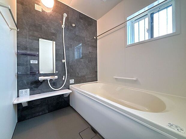 【【3号棟　浴室】】明るく落ち着いた雰囲気の浴室は 、一日の疲れを癒すリラックスタイムにピッタリです♪浴室乾燥機付きで雨の日や花粉の時期のお洗濯も安心です！