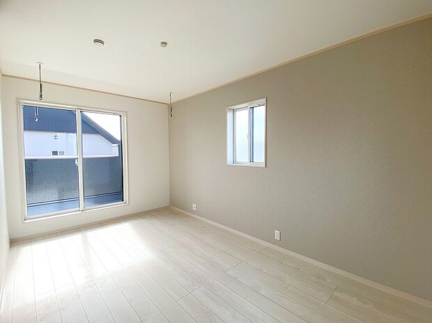 【【主寝室】】8.5帖の広い寝室にはウォークインクローゼットが設えてありますので大型収納家具などを設置しなくても大丈夫です。その分お部屋が広くご使用できます。