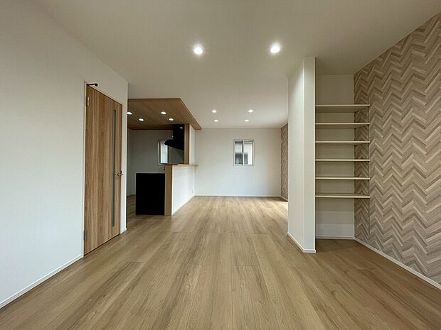 【リビングダイニングルーム】19帖のリビングダイニングルーム、収納用の棚もあって便利に使えます。