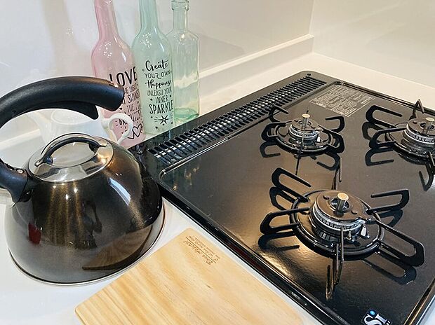 【【キッチン:3口コンロ】】忙しい毎日を支える3口ガスコンロ。複数の料理を同時に進められるので、育児や家事で時間に追われるご家庭にも嬉しい、効率よくお料理ができるキッチンです。