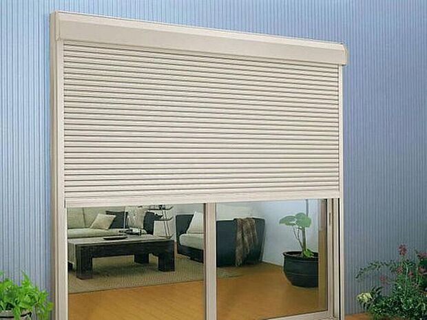 【【シャッター】】窓を大雨や強風から防護し、防犯性も高めます。遮熱・遮光・防音効果もあります。