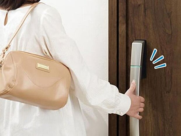 【【玄関スマートドアキー - YKK AP -】】付属のリモコンキーは、カバンに入れた状態でワンタッチ開錠出来る優れもの。
また非常用カギが内蔵されているので、停電時も安心してお使いいただけます。
加えてカードキーが2個、シールキーが2個付きます。