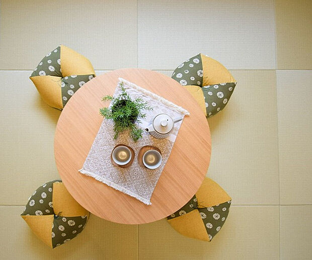 【【和室 (同形状・同仕様写真)】】和室に使用した半畳畳は防汚加工で汚れがしみ込みにくく傷も付きにくいです。縁が無くスタイリッシュな雰囲気であり、洋室と調和がとれています。