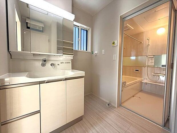 【【洗面室】】収納豊富な三面鏡洗面台を採用!洗面まわりの小物やストック類もすっきりと収納できます。
窓があり、自然換気ができるため湿気がこもりにくく、いつでも快適にお使いいただけます♪