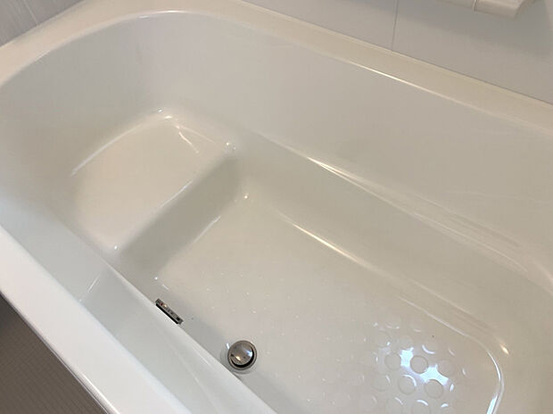 【【2号棟　浴室(同形状・同仕様写真)】】ベンチタイプの浴槽を採用！半身浴やお子様との入浴に便利です。
浴室乾燥機付きで、雨の日や花粉の時期のお洗濯も安心◎