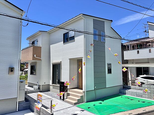 【【4号棟 外観】】ホワイトを主とした三色の張り分けの外観デザイン