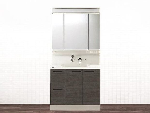 【【洗面化粧台 ワイドタイプ(トクラス)】】ボウルとの一体型成形で継ぎ目のないハイバックガードと壁出し水栓は、汚れがたまりにくく、毎日のお手入れが簡単です。濡れたままのコップを収納できる棚や可動式トレーなど、使いやすい収納も充実。

