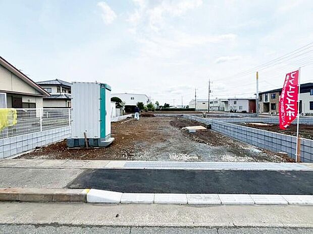 【【1号棟　現地写真】】並列駐車3台可能。前面道路は幅9ｍとゆとりある広さで、お車の出し入れも落ち着いて行えます。（2026/4/24撮影）