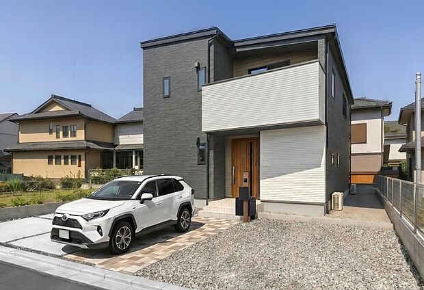 【【3号棟　完成イメージ画像】】すっきりとした片流れ屋根が印象的な外観デザイン。シックな色合いで張り分けた外壁が、そのスタイリッシュな佇まいをより一層際立たせています。