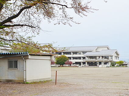 休泊中学校 約1,240m(徒歩約16分)
