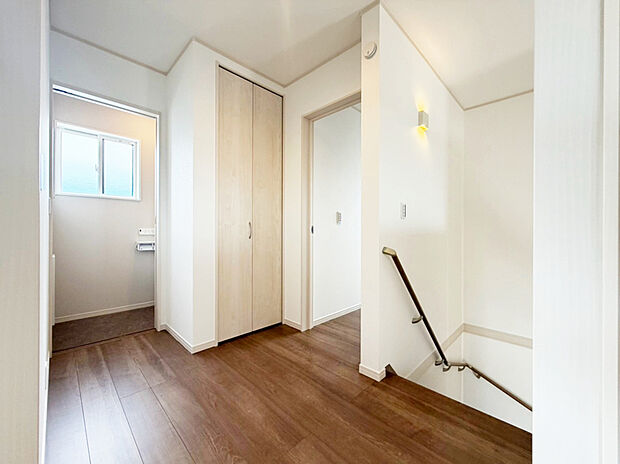 【【5号棟 2階共有廊下】】2階にもハンガーパイプ付きの物入を設置!お部屋に落ち込みたくないアウターや冬物のコートを掛けておくにも便利なスペースです♪