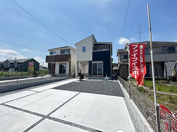 【【2号棟:現地外観写真】】駐車スペース最大6台分!2~3台ならゆったりお停めいただけます。南道路に面しており日当たりも良く気持ちよく生活ができます!