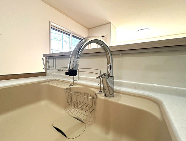 【【タッチレス水栓】】手をかざすだけで、自動で水が出るため、衛生的で感染症対策にも効果的です。