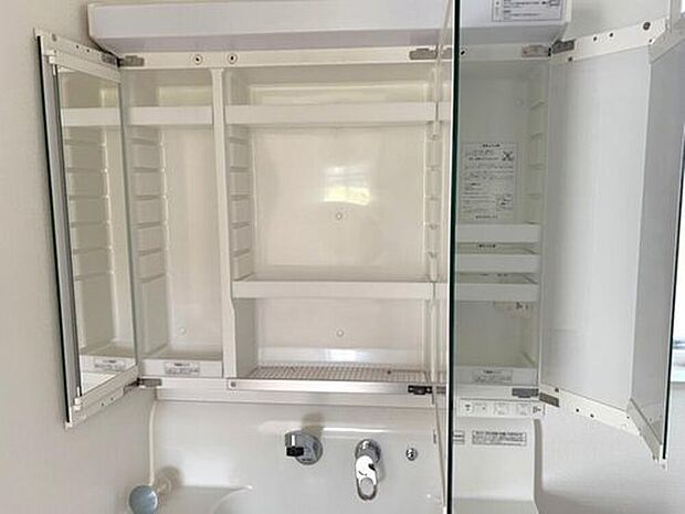 【【3号棟 洗面室(同形状・同仕様写真)】】鏡裏全体が収納になっており中央の金網部分では濡れたコップなどがそのまま置けて乾かせられます。電動歯ブラシ等が収納したまま充電できます。