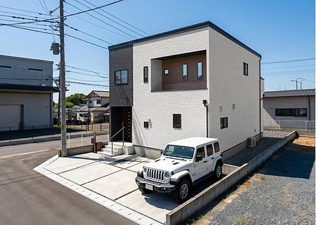 【【3号棟 外観完成イメージ】】3色の外壁を印象強く張り分けた外観です。直線のフォルムが美しく、凹凸がアクセントとなった外観の形状にも目を惹かれます。※現地写真に完成イメージ画像を合成したものです。