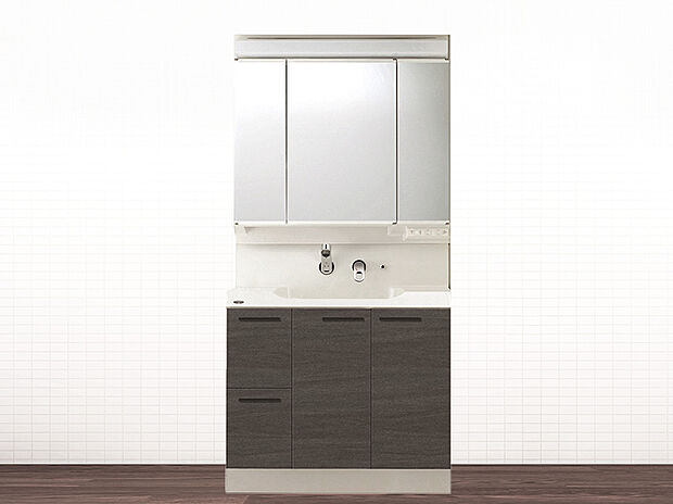 【 【洗面台:エポック(トクラス)】】ボウルとの一体型成形で継ぎ目のないハイバックガードと壁出し水栓は、汚れがたまりにくく、毎日のお手入れが簡単です。濡れたままのコップを収納できる棚や可動式トレーなど、使いやすい収納も充実。