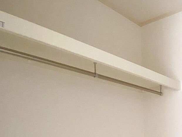 【【主寝室収納 (同形状・同仕様写真)】】主寝室にはウォークインクローゼットを設けました。ハンガーパイプが2本備え付けられており、季節ごとやご夫婦それぞれに衣類を分けて収納できます◎