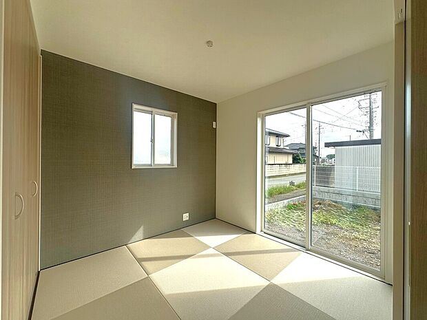 【【3号棟 和室】】和室に使用した半畳畳は防汚加工で汚れがしみ込みにくく傷も付きにくいです。縁が無くスタイリッシュな雰囲気であり、洋室と調和がとれています。