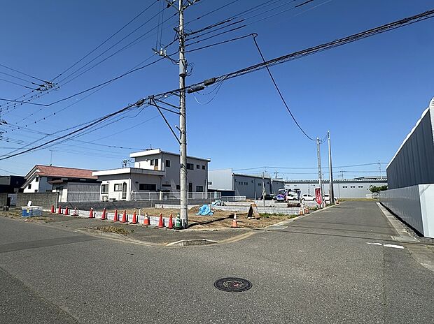 【【3号棟 現地写真】】閑静な住宅地に立地し、お買い物施設や総合病院が徒歩圏内に揃う、生活便利な好立地です!