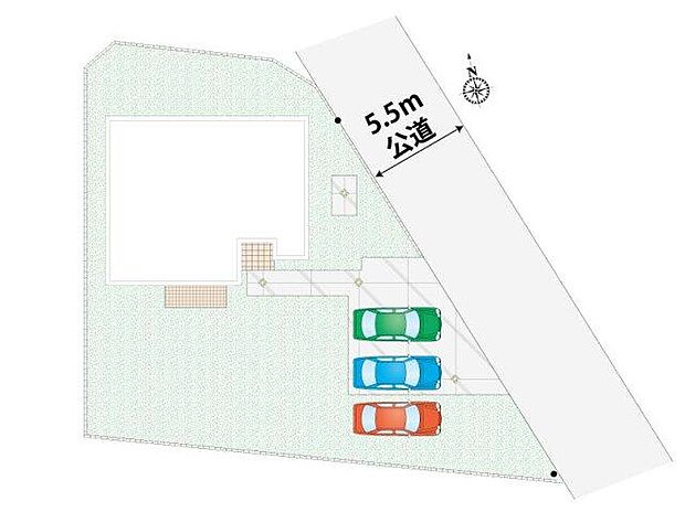 【3LDK】幅員5.5mのゆとりある公道に面した安心の敷地計画。敷地内に3台分のカースペースを無理なく確保しており、車の出し入れや来客時もスムーズで快適です。
