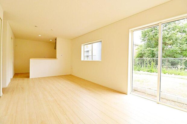 ~Living Room~
明るく開放感のあるリビング♪対面式キッチンは、いつでもご家族を感じられる空間作りの重要ポイントになりそうです。