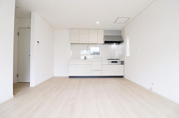 ~Living Room~
広々としたLDKに、自分好みのインテリアでレイアウト。季節ごとに模様替えなども、楽しみの一つとなりそうです。