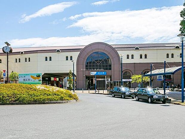 小田急線「狛江」駅より徒歩11分のロケーションです。