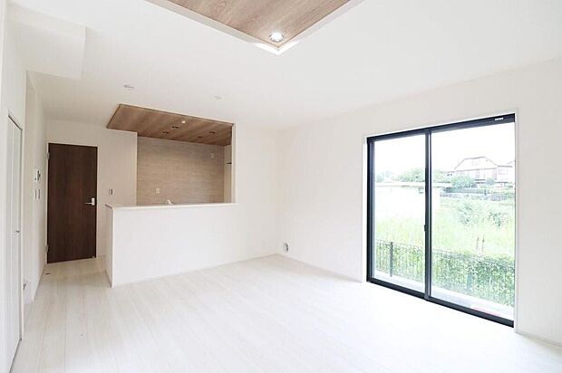 ☆Living Room☆大きな窓のあるリビングは、陽光あふれる明るい空間です。居心地良く、ご家族皆がゆったり寛げる憩いの空間となりそうです。