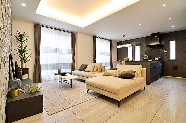 ~Living Room~明るく開放感のあるリビング。対面式キッチンは、いつでもご家族を感じられる空間作りの重要ポイントになりそうです。