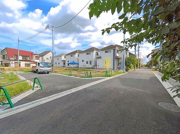 開放感のある前面道路♪5mあるので、車庫入れが苦手な方でも安心して入れられます。